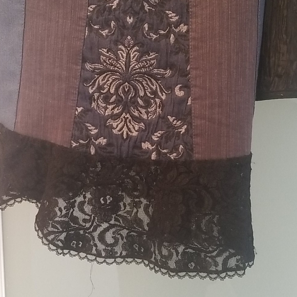 Beautiful detailed lace top and skirt - Picture 5 of 6